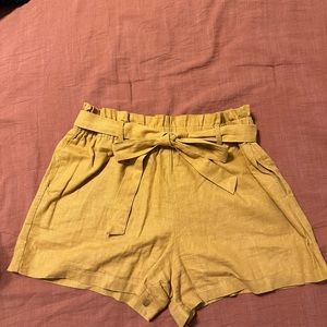 Linen shorts with belt & pockets